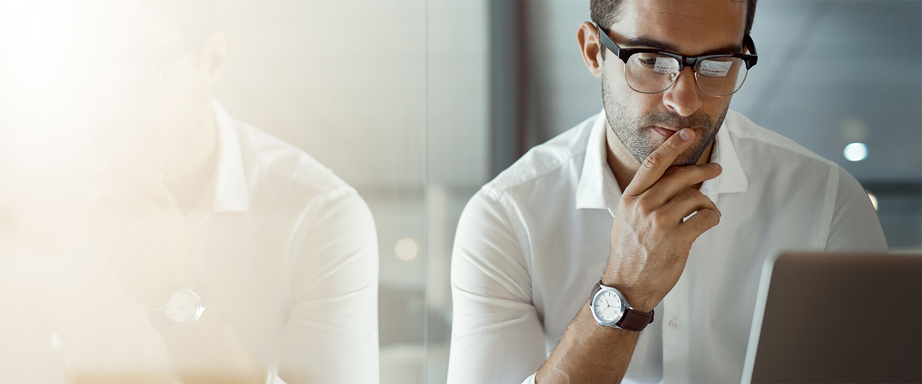 Mand grubler og tænker over forsikring